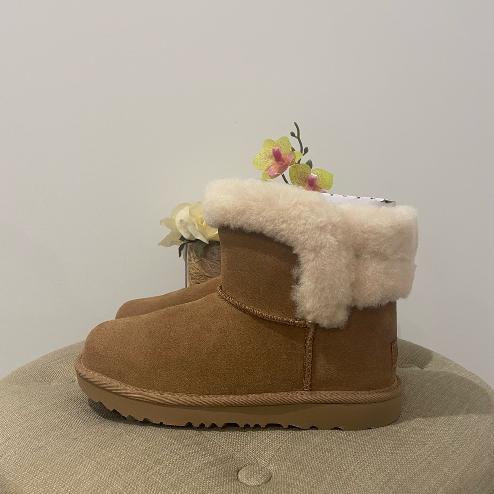 ***SOLD***UGG “Saniya” Shearling Kids Boots. - Picture 3 of 14